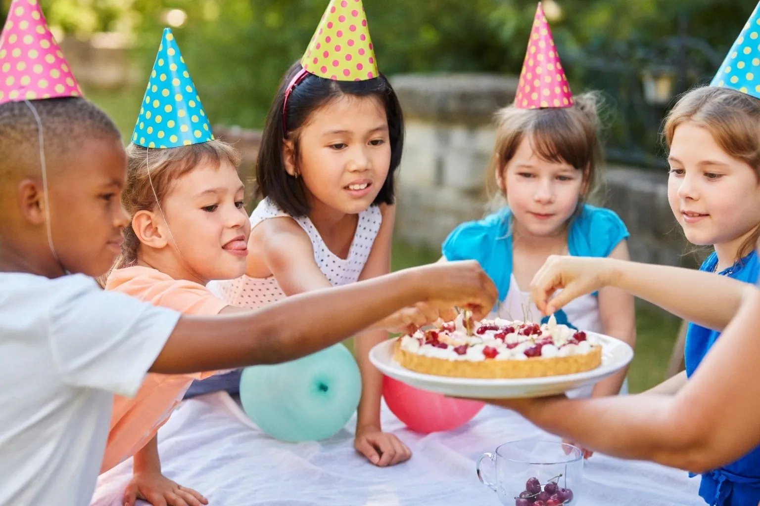 Anniversaires d'enfants : comment gérer les invitations, les fratries et les cadeaux