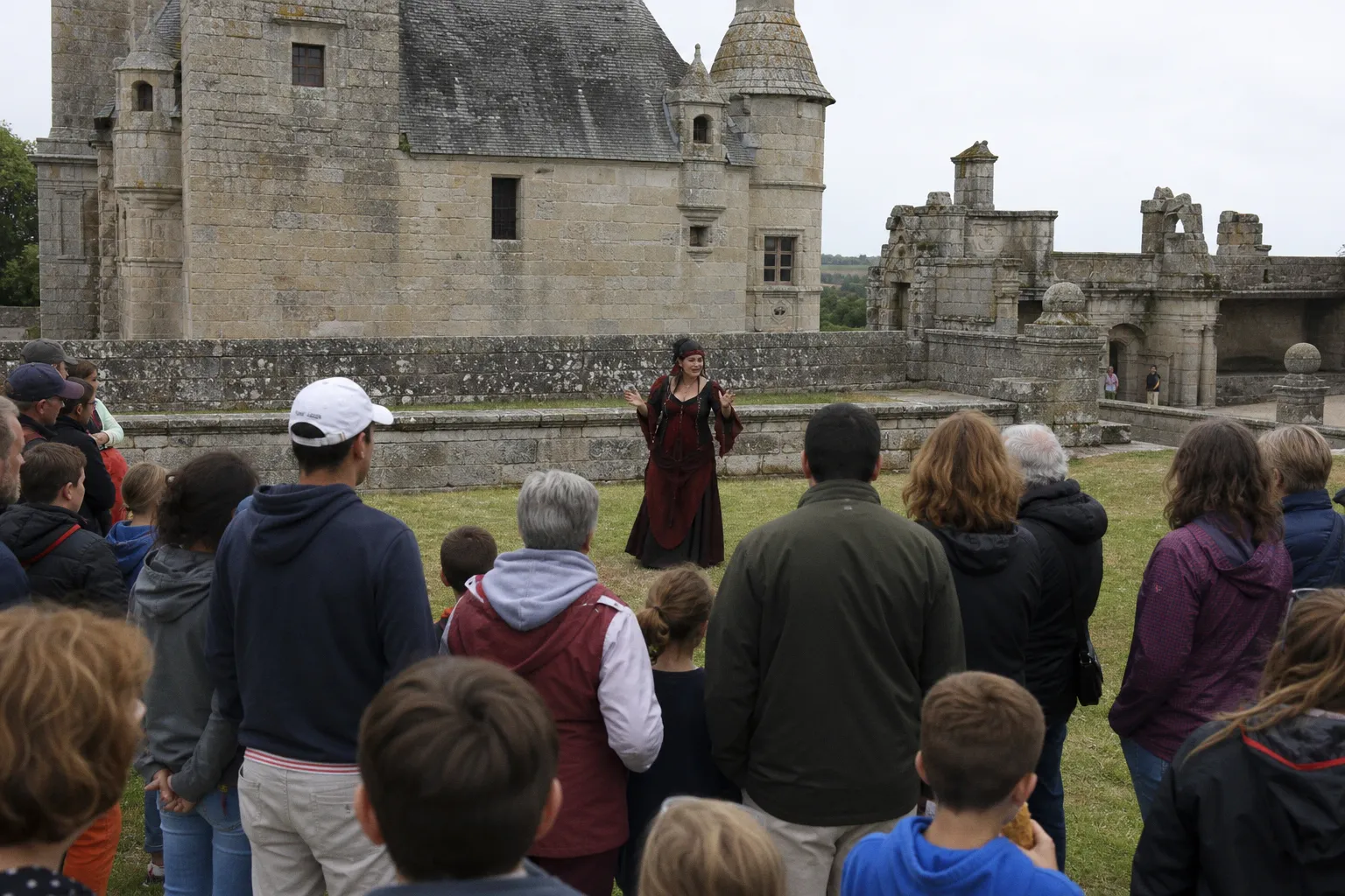 Immersion historique au château de Kerjean : spectacles et magie pour toute la famille