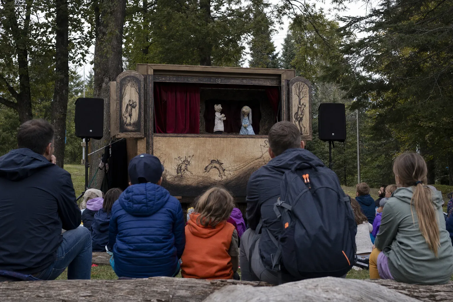 Le festival 1001 Patentes qui bougent redéfinit le spectacle de marionnettes à Val-David