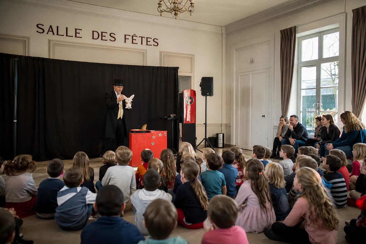 Spectacles pour enfants : faut-il privilégier la magie facile ou la création exigeante ?